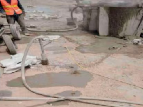 海陵水泥混凝土路面板底注浆技术 路面脱空注浆整治方案